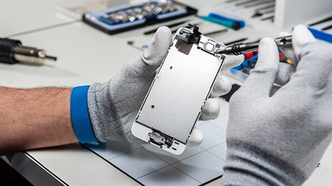 Reparando un teléfono móvil